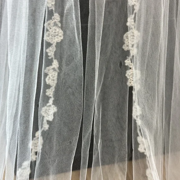 Sara Gabriel Floral Lace Chelsea Veil, pale ivory 90 inches - Picture 4 of 12
